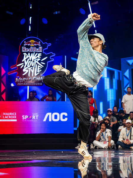 THE D SoraKi danse lors du Red Bull Dance Your Style World Final 2022 en Afrique du Sud.
