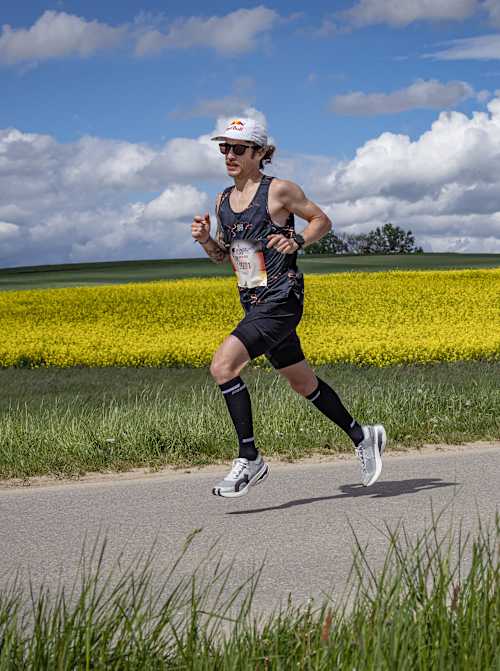 2024年5月5日，Flo Neuschwander參加於德國慕尼黑舉行的「為Wings for Life World Run」全球路跑賽。