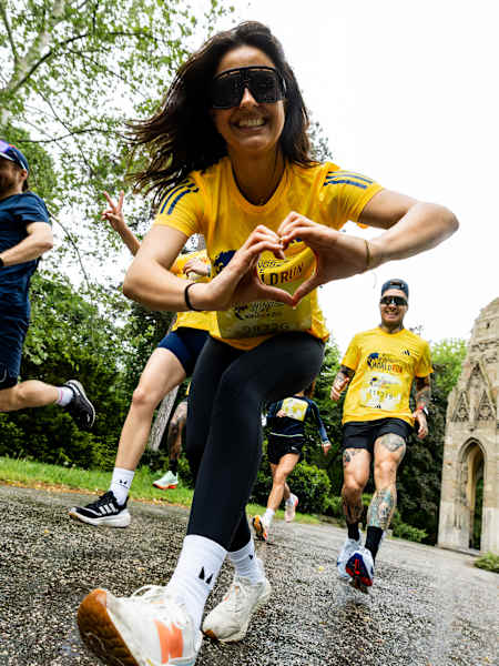 Účastníci sa rozcvičujú pred behom Wings For Life World Run v Bratislave na Slovensku 4. mája 2025.