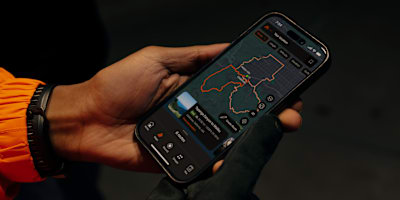 Foto eines Sportlers, der auf seinem Smartphone die Strava-App geöffnet hat.