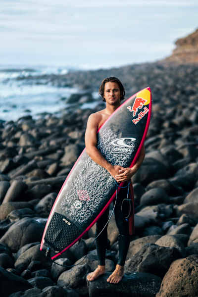 Ben auf den charakteristischen schwarzen Steinen im Nordosten Teneriffas.