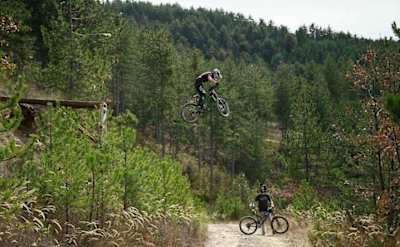 Carson Storch vuela en el Evo Bike Park del sur de Francia.
