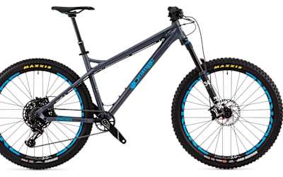 Imagen lateral de la mountain bike Orange Crush Pro 27.5.
