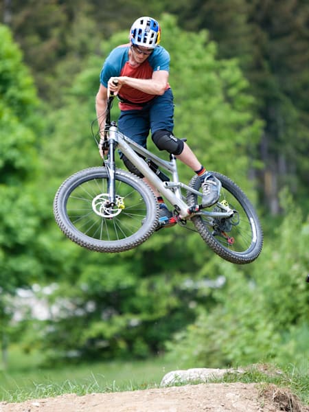 Apprenez la technique de pilotage en VTT du saut, avec ce tuto vidéo de Rob Warner et Tom Oehler.