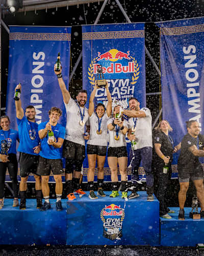 Οι νικητές πανηγυρίζουν στο βάθρο μετά τον τελικό του Red Bull Gym Clash World Final στην Αθήνα, στις 4 Οκτωβρίου 2025.