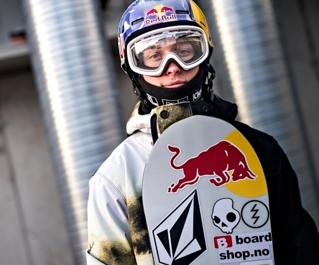 Red bull snowboard helmet clearance