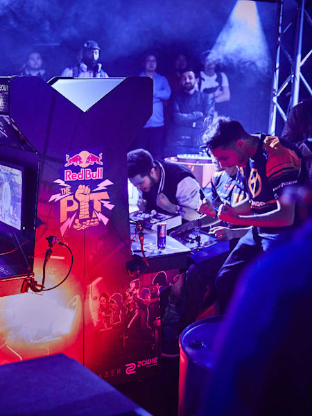 2 Teams spielen Street Fighter. Eines jubelt.