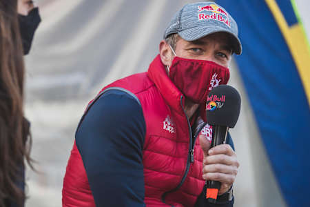 Le pilote de rallye-raid auto français Sébastien Loeb donne une interview pendant le Dakar 2021 en Arabie Saoudite.