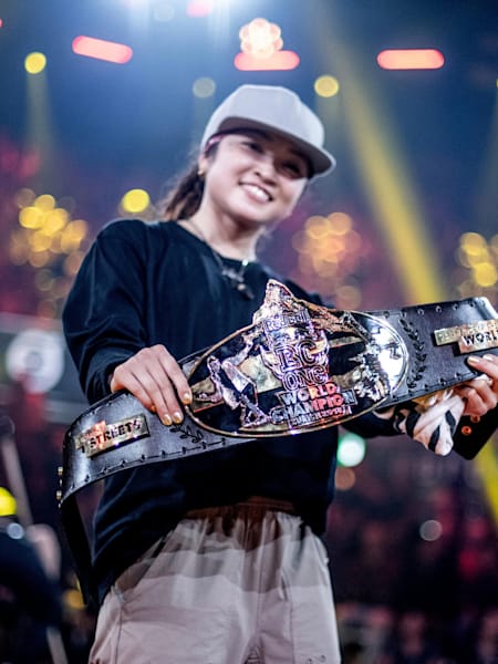 La japonesa Ami con su cinturón de vencedora durante la primera final mundial del Red Bull BC One B-Girl celebrada en el Hallenstadion de Zúrich, Suiza, el 29 de septiembre de 2018.