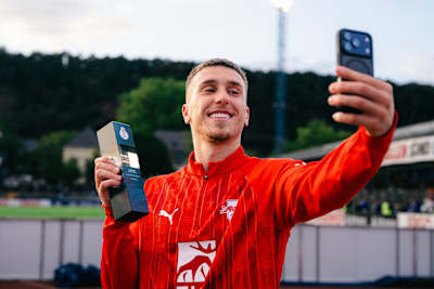Brajan Gruda von RB Leipzig macht ein Selfie mit dem Man of the Match Award nach dem 6:0-Erfolg im DFB-Pokal bei Eintracht Trier.