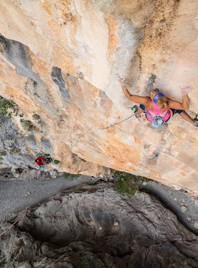 Sasha DiGiulian climbs Viaje de Los Locos in Italy