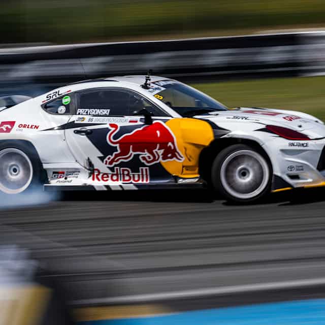 Jakub Przygonski treibt sein Driftauto durch eine verrauchte Kurve bei den Drift Masters 2025 in Madrid, Spanien