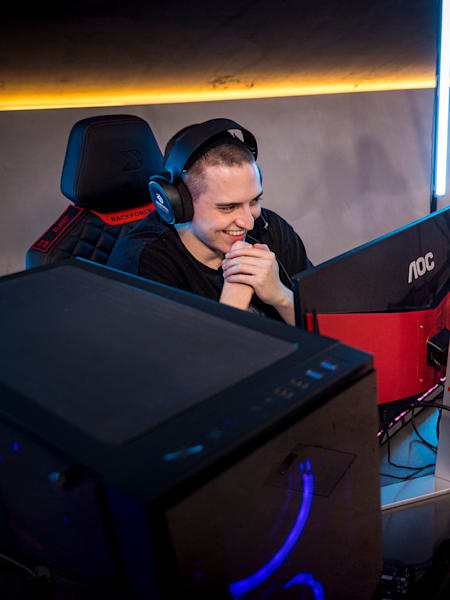 Veni und Becci moderieren die Red Bull PLANet Oneline