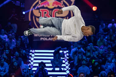 B-Boy Lee voa durante a Final Mundial do Red Bull BC 2021