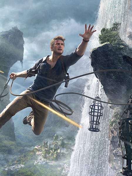 Nathan Drake springt über einen Abgrund, während er verfolgt wird