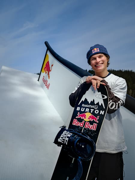 Jakub Hroneš pózuje v českém Špindlerově Mlýně před odvážným závodem Red Bull World's First Switch Boardslide Triple 1170 Out Of Rail v březnu 2024