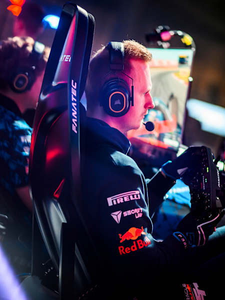 Frederik Rasmussen fährt für Oracle Red Bull Sim Racing beim ersten Rennen der F1-Sim-Racing-Weltmeisterschaft 2026 am 27. März 2026 in Birmingham, Großbritannien.