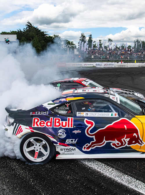 Conor Shanahan (IRL) en action lors de la deuxième manche des Drift Masters européens à Mondello Park, à Dublin (Irlande), le 16 juin 2024.