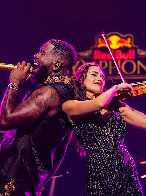 Tayc виступає разом зі скрипалькою Естер Абрамі під час Red Bull Symphonic у Театрі Елісейських полів у Парижі, Франція, листопад 2025 року