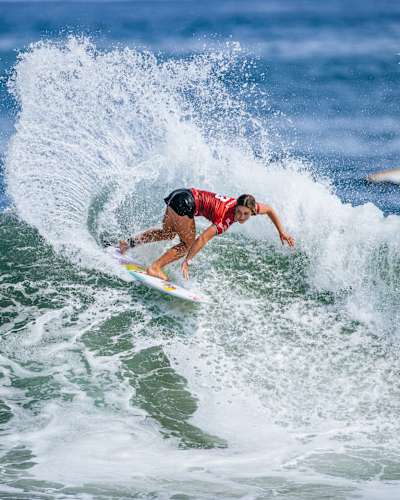 WSL-Champion Caroline Marks aus den Vereinigten Staaten surft in Heat 1 der Eliminierungsrunde beim Surf City El Salvador Pro am 6. Juni 2024 in Punta Roca, La Libertad, El Salvador. 