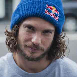 Torey Pudwill con un gorro azul de Red Bull