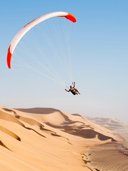 Horacio Llorens haciendo parapente en Sandwich Bay, Namibia, el 23 de marzo de 2012