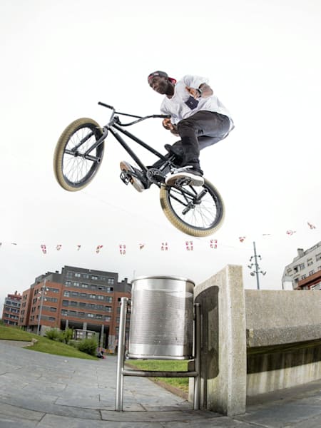 Courage Adams en BMX à Madrid dans Lined Up ! Vidéo BMX