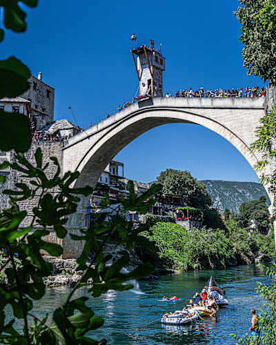 En 2023, Carlos Gimeno desde el puente de Stari Most en Mostar durante el evento de las Red Bull Cliff Diving World Series