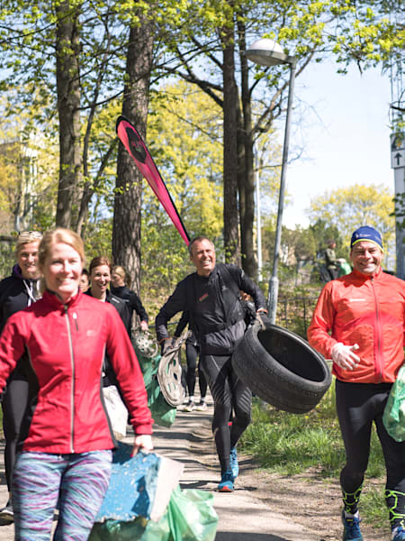 Erik Ahlström picks up litter as he runs.
