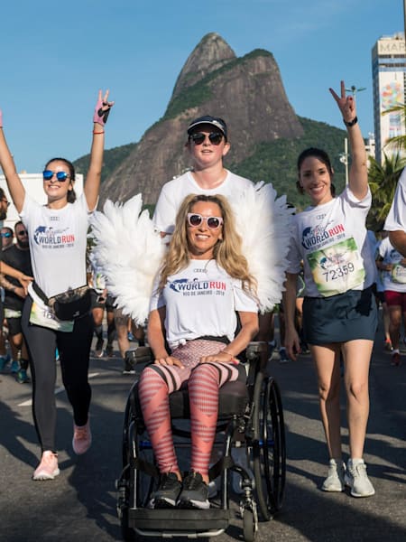 Des coureurs prennent la pose lors de la course Wings for Life World Run 2019 à Rio au Brésil.