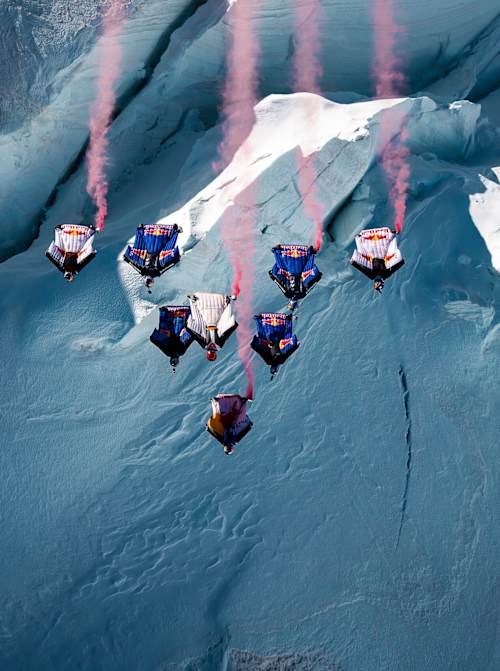 Fred Fugen, Dani Roman, Marco Waltenspiel, Sebastian Alvarez et d'autres virevoltent en wingsuit au-dessus du Mont Blanc, en France.