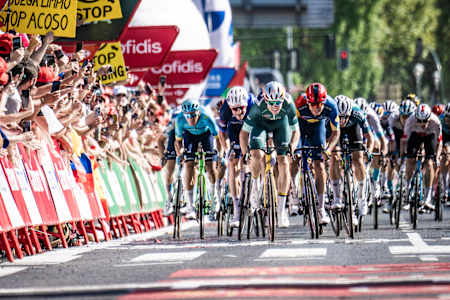 Wout van Aert vom Team Visma-Lease a Bike führt den Sprint auf der 7. Etappe der La Vuelta Ciclista a España 2024 von Archidona nach Córdoba am 23. August an.