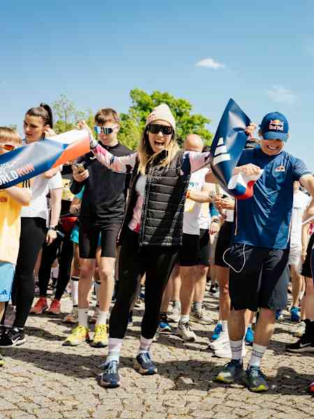 Běžci s nadšením startují 4. května 2025 v Praze na Wings for Life World Run, který je celosvětovou běžeckou výzvou.
