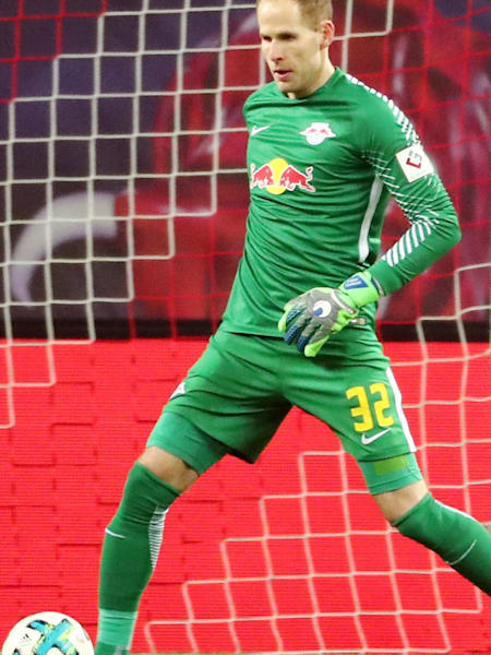 RB Leipzig-Keeper Peter Gulacsi am Ball.