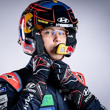 Thierry Neuville podczas sesji zdjęciowej w studio przed startem Rajdu Monte Carlo w sezonie 2020 WRC.