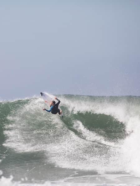 Le surfeur portugais Tiago Pires surfe une vague chez lui, au Portugal dans la série No Contest.