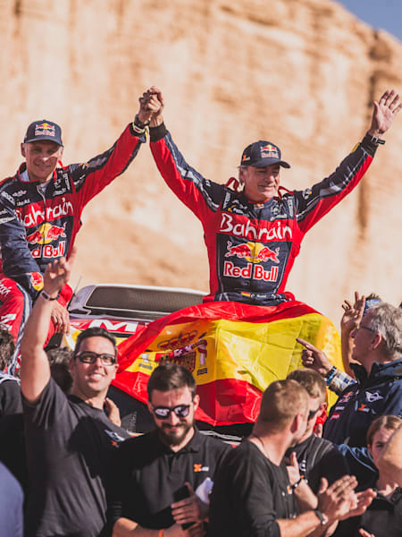 L'Espagnol Carlos Sainz et et son copilote Lucas Cruz remportent le Dakar 2020 en Arabie Saoudite après la douzième et dernière étape du rallye-raid.