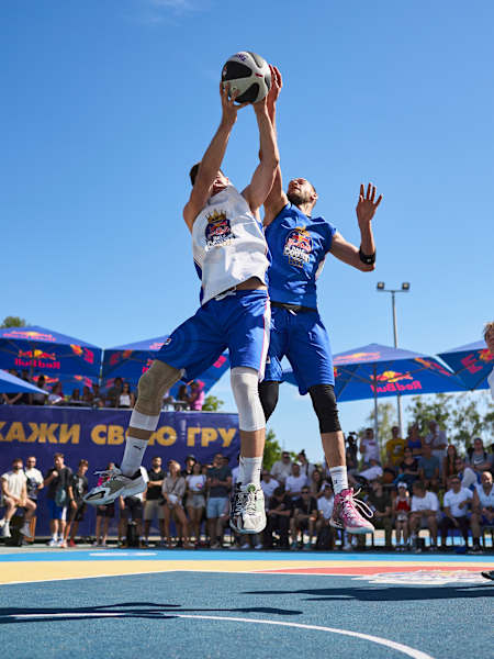 Стритболісти демонструють навички на Національному фіналі Red Bull Half Court у Києві, Україна.