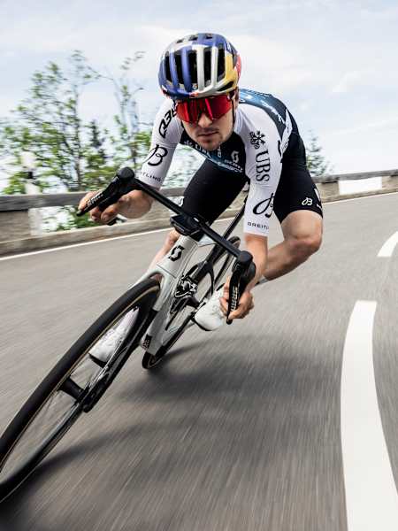 Tom Pidcock pedala ad una velocità incredibile a Rossfeld, sulle Alpi tedesche.
