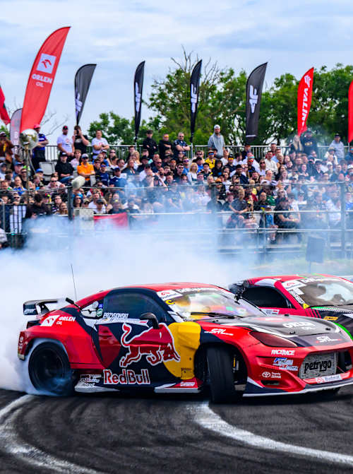 Jakub Przygonski y Kevin Piskolty compiten en emocionantes maniobras de drift en tándem durante la tercera parada del Drift Masters en Dublín, Irlanda, el 15 de junio de 2026
