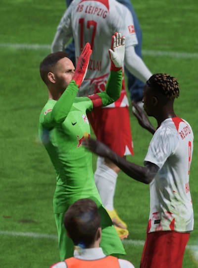 Peter Gulacsi und Amadou Haidara von RB Leipzig klatschen sich in FIFA 23 ab.