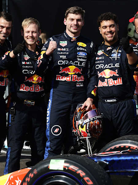 Max Verstappen slavi sa timskim kolegama u parc fermeu nakon Velike nagrade Mađarske na Hungaroringu 26. jula 2026. u Budimpešti, Mađarska.