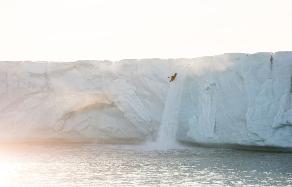 Ο Aniol Serrasolses κατεβαίνει καταρράκτη ύψους 20 μέτρων από το παγόβουνο Austfonna στον Αρκτικό Ωκεανό, στο Σβάλμπαρντ στις 8 Αυγούστου 2023.