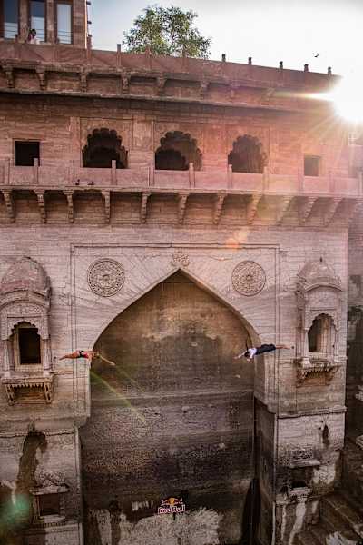 Orlando Duque and Rhiannan Iffland dive into the Toorji step well
