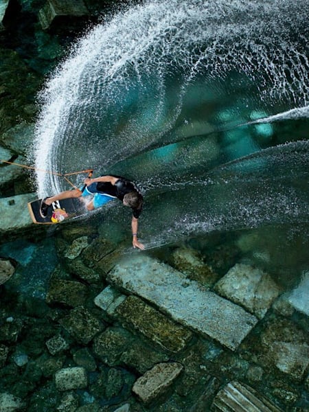 Brian Grubb face wakeskating in piscina Cleopatra din Pamukkale, Turcia.