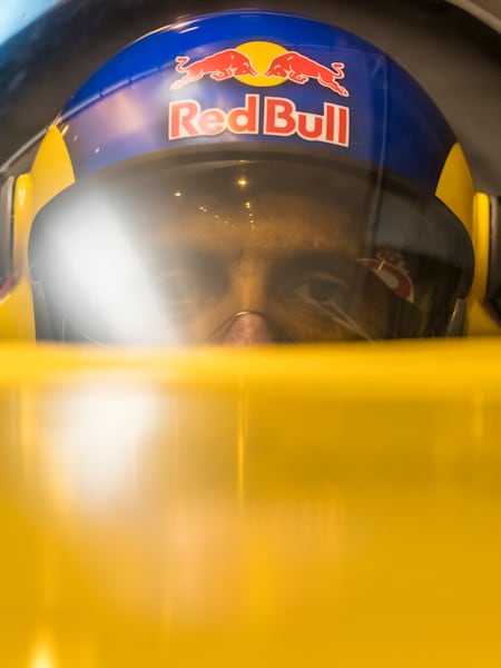 Пилот Дарио Коста из Италии за штурвалом самолета перед взлетом в тоннеле, расположенном недалеко от Стамбула, Турция.