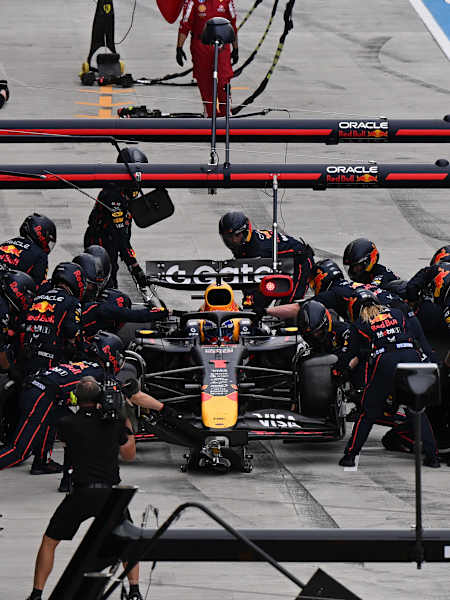 Max Verstappen u bolidu Oracle Red Bull Racing RB21 obavlja zaustavljanje u boksu tokom Velike nagrade Mađarske na stazi Hungaroring 3. augusta 2025. godine