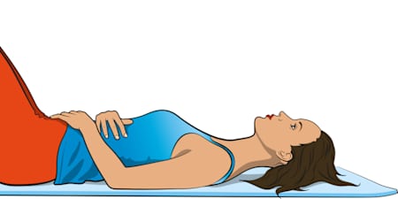 Abnehmübung für den Alltag: hinlegen, Hände auf den Bauch drücken, atmen.