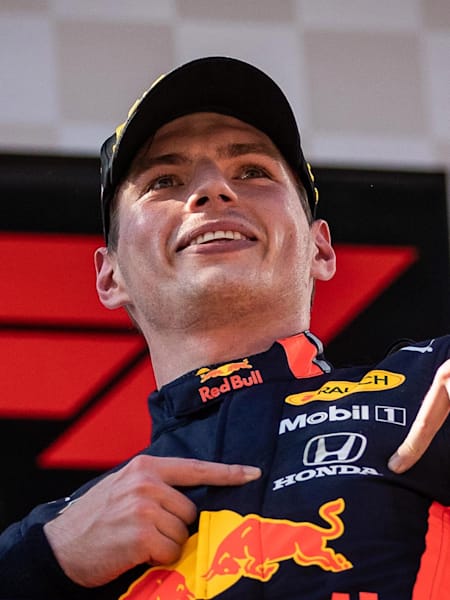 Max Verstappen świętujący na podium zwycięstwo w wyścigu F1 o GP Austrii na Red Bull Ringu.
