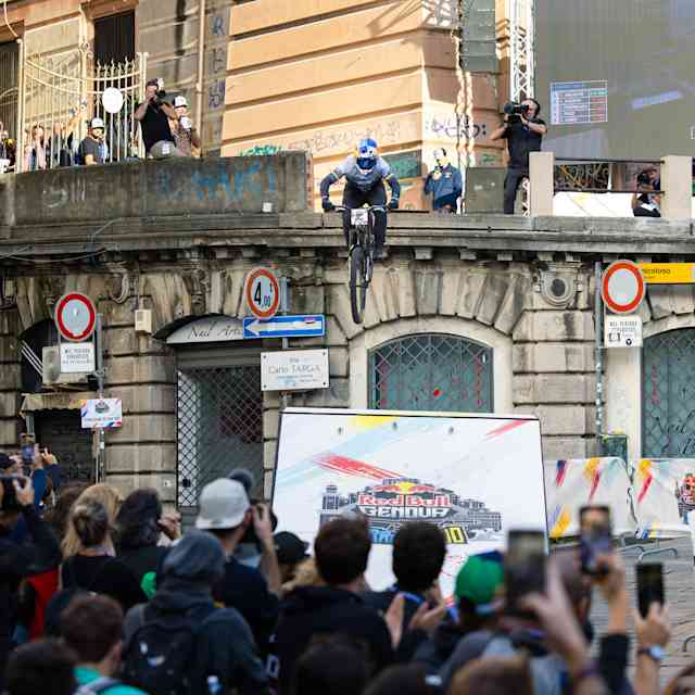 Tomáš Slavík s'envole en VTT d'un bâtiment lors de la compétition de descente urbaine Red Bull Cerro Abajo 2024 à Gênes, en Italie.